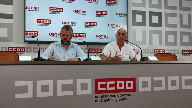 El secretario de Acción Sindical de UGT en Castilla y León, Raúl Santa Eufemia, y el secretario de Acción Sindical de CCOO en Castilla y León, Fernando Fraile, durante la rueda de prensa de este martes