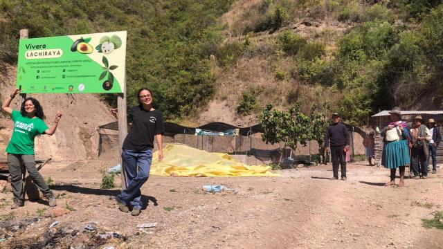 Carmen Martín Gallo y Paula Mallo Martínez, a la izquierda, junto a miembros de una de las comunidades indígenas donde han estado de voluntariado en Bolivia