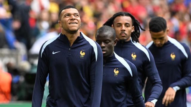 Mbappé, seguido de Kanté y Koundé durante un calentamiento con Francia