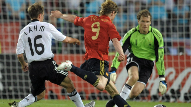 Fernando Torres antes de marcar en la final de la Eurocopa 2008 ante Jens Lehmann
