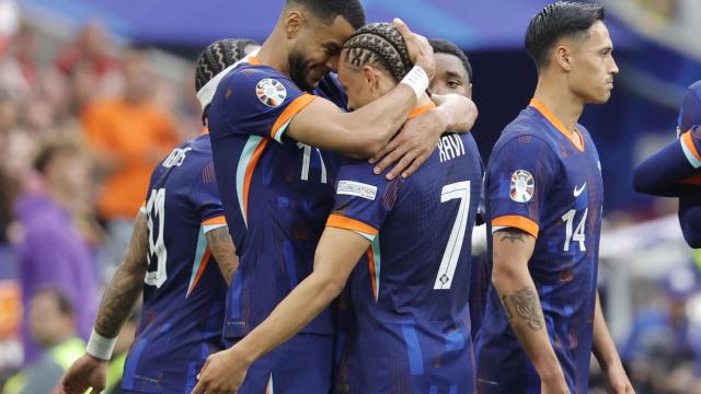 Gakpo celebra su gol con Xavi Simmons ante Rumanía.