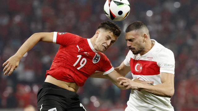 Baumgartner y Demiral, en pelea por el balón.