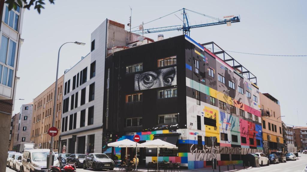 Mural en Carabanchel de Dalí.