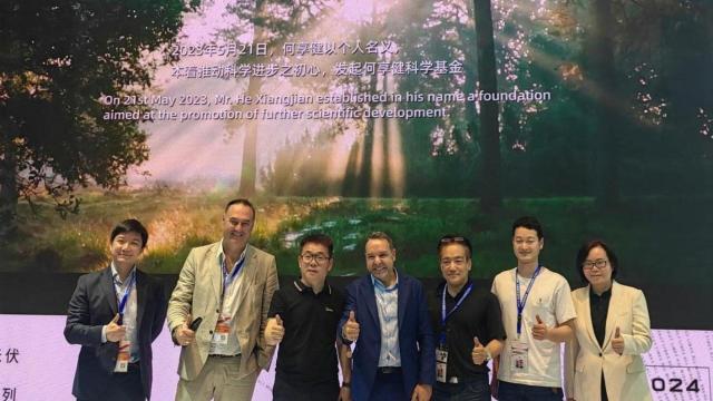 Sino-Singapore Green Energy y la española MASPV en la firma del acuerdo.