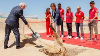 El presidente del Atlético, Enrique Cerezo, y el alcalde de Madrid, José Luis Martínez-Almeida, en la colocación de la primera piedra de la 'Ciudad del Deporte'.