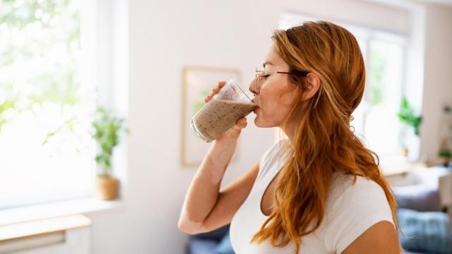 Mujer bebiendo un batido.