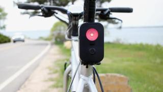 El dispositivo Survue con IA en una bicicleta.