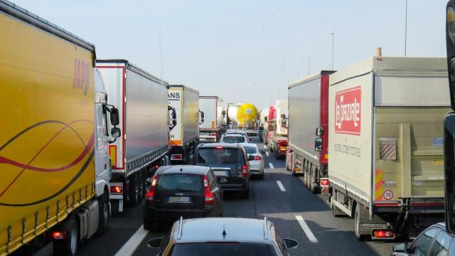 Atasco de camiones en una carretera