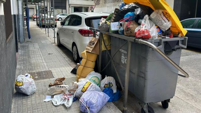 Contenedor de basura desbordado