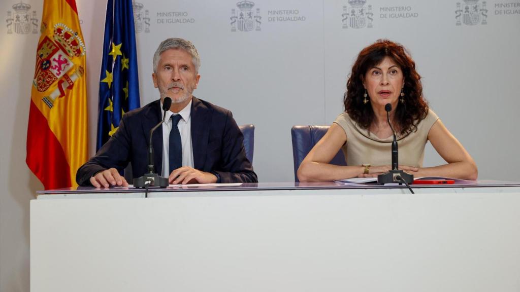 La ministra de Igualdad, Ana Redondo (d), y el ministro del Interior, Fernando Grande-Marlaska (i), durante una rueda de prensa.