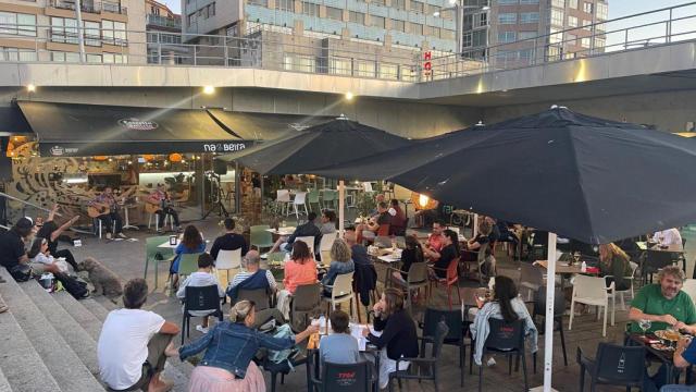 Terraza del restaurante Na Beira, en Vigo.