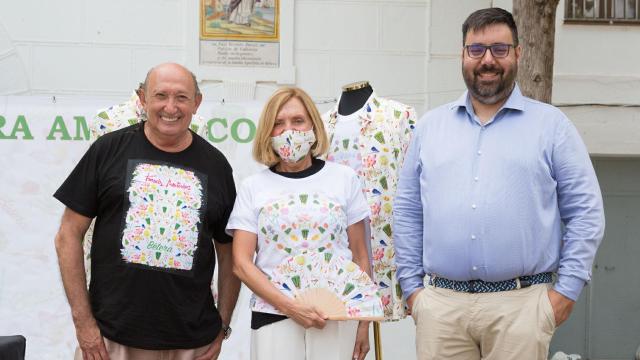 El diseñador junto a la alcaldesa en la presentación de las camisetas.