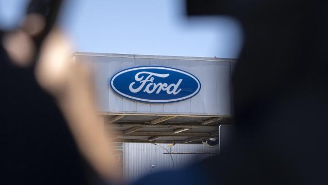 Logo en la fábrica de Ford Almussafes. Europa Press / Jorge Gil