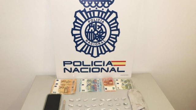 Objetos y sustancias intervenidas al detenido.