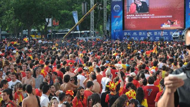 Aficionados siguiendo un partido de España en el Mundial 2010.