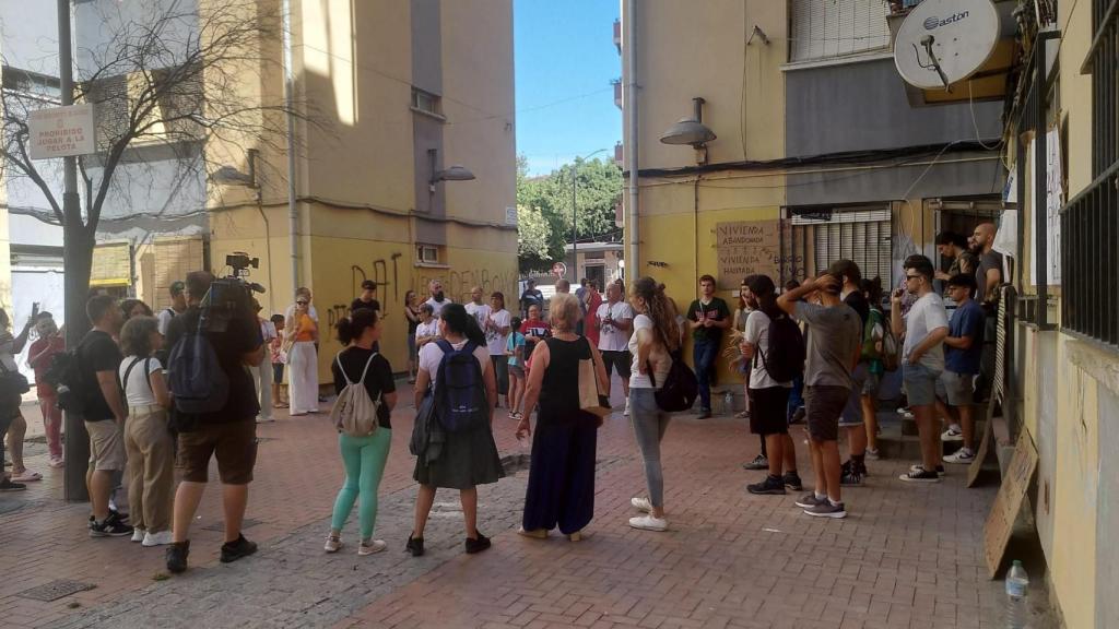 Concentración a las puertas de la vivienda.