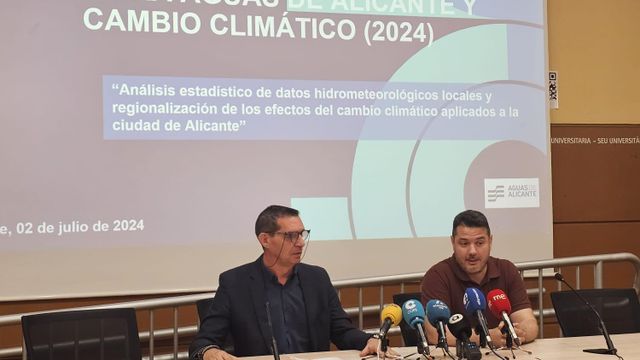 Jorge Olcina y Luis Cutillas en la presentación del informe de la cátedra de Aguas.