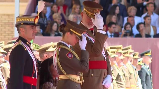 Felipe indicó a Leonor que se pusiera bien la gorra de plato.