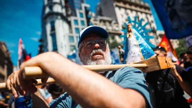 Un jubilado durante una protesta en la calle.