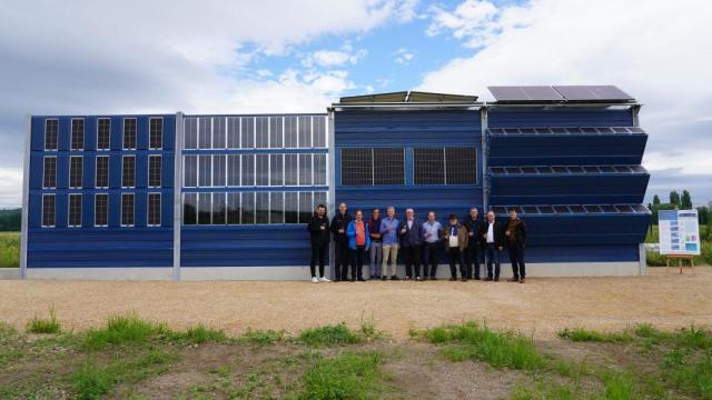 Cinco propuestas para integrar paneles solares en muros antirruido