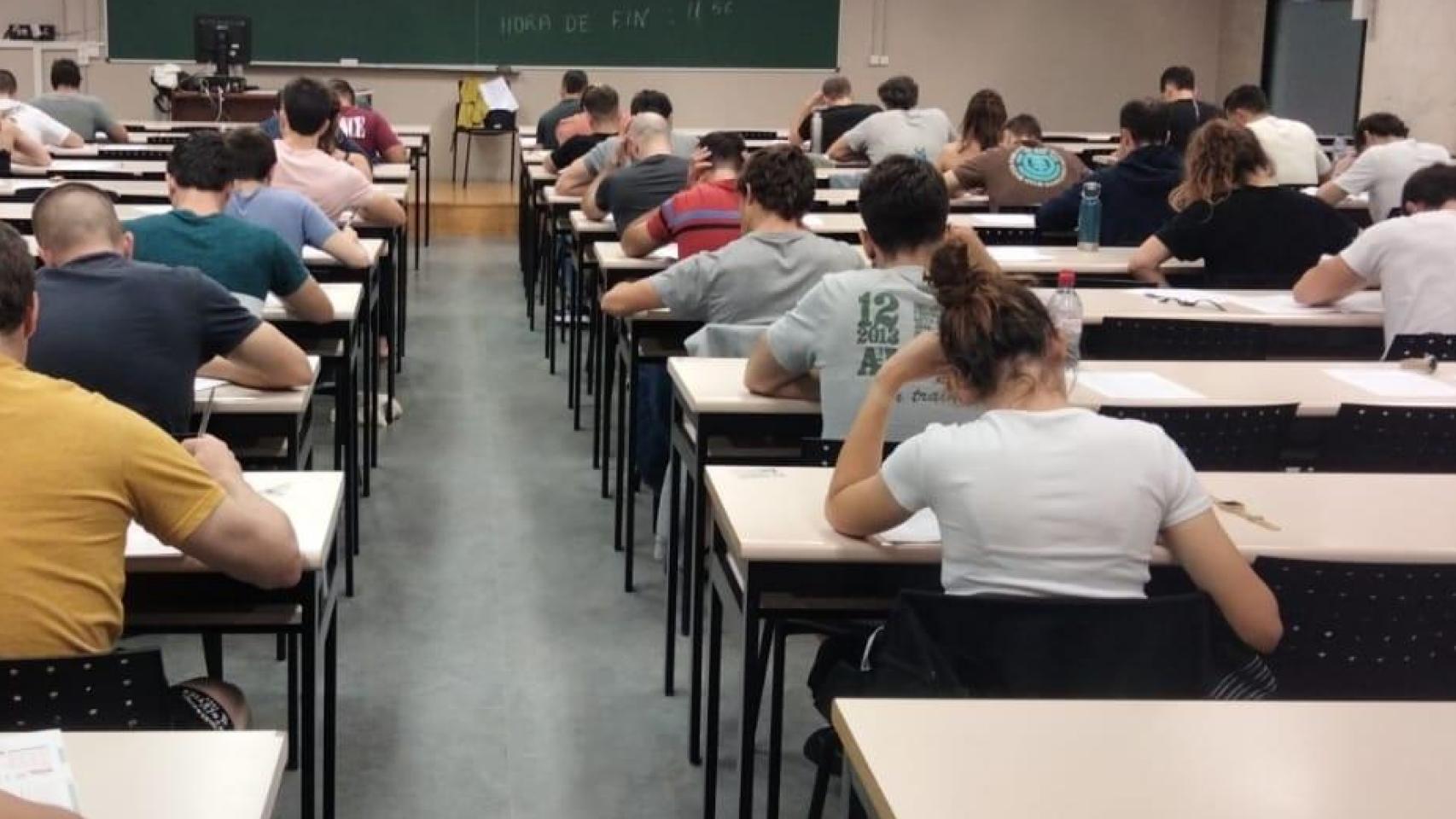 Estudiantes durante un examen