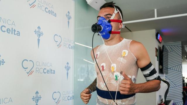 Iago Aspas, pasando el reconocimiento médico.