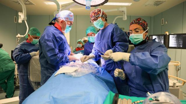 Profesionales sanitarios del Hospital La Fe durante la intervención.  EE