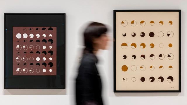 Una mujer visita una exposición en el IVAM.