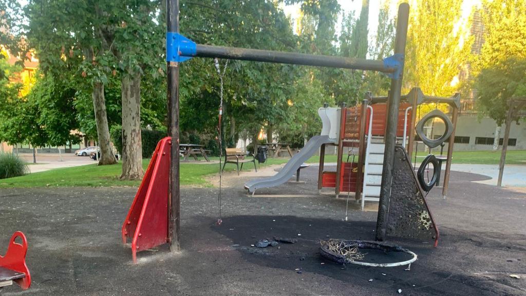 Juegos del parque León Felipe quemados