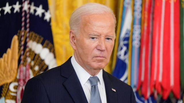 El presidente de Estados Unidos, Biden, entrega la Medalla de Honor póstumamente a los descendientes de los soldados de la Unión.