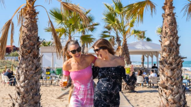 Dos amigas disfrutando del chiringuito.