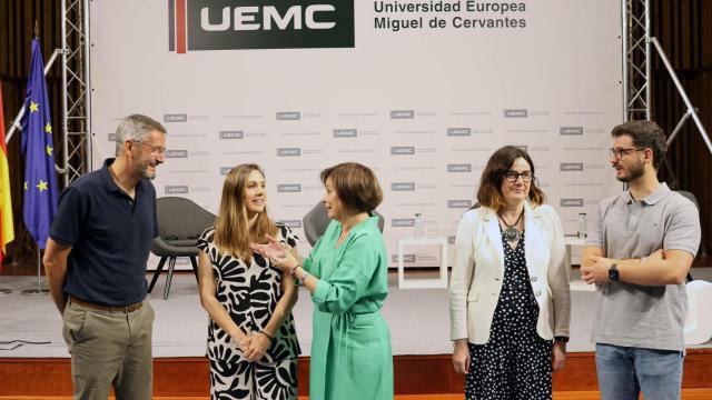 Francisco Ojuelos Gómez, Paula Crespo Escobar, Berta García Otero (vicerrectora de Estudiantes y Vida Universitaria), Beatriz Álvarez Rivera y Guillermo Casas Ares