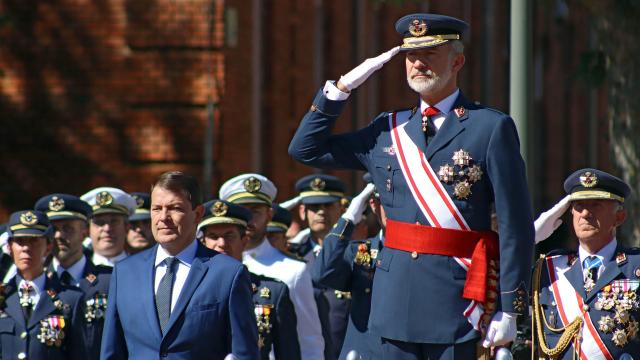 El rey preside la entrega de reales despachos acompañado por el presidente de la Junta, Alfonso Fernández Mañueco, el presidente de las Cortes, Carlos Pollán, el Delegado del Gobierno, Nicanor Sen y otras autoridades