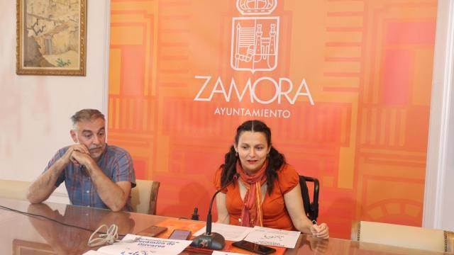 La concejala de Cultura, María Eugenia Cabezas, y el representante del colectivo KoloreZ, Víctor K