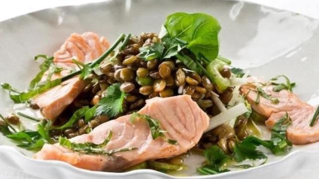 Ensalada de lentejas con salmón fresco.