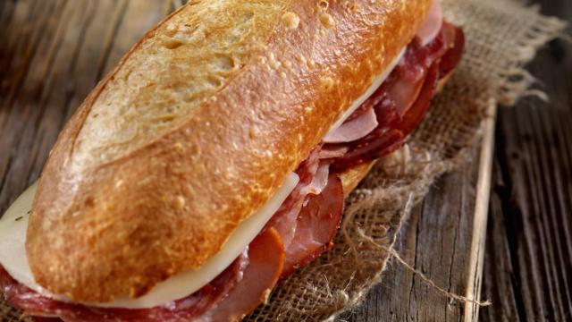 El restaurante de Pamplona que es un clásico en San Fermín: vende casi 400 bocadillos cada día