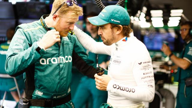 Fernando Alonso, en el box de Aston Martin