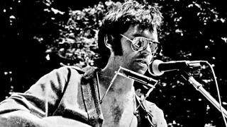 Neil Young en un concierto en 1970