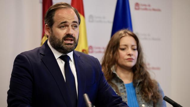 Paco Núñez y Ester Muñoz, este jueves en rueda de prensa en las Cortes de Castilla-La Mancha.