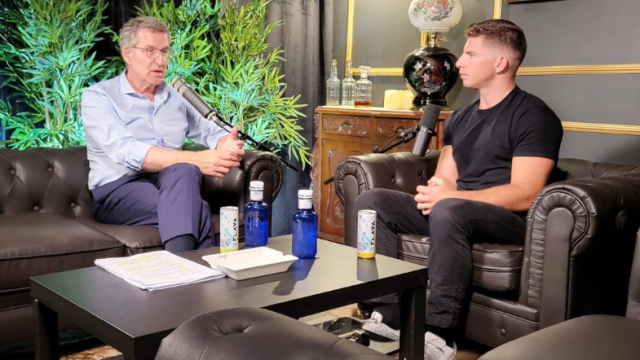 El líder del PP, Alberto Núñez Feijóo, este jueves durante su entrevista con el 'influencer' Pedro Buerbaum.