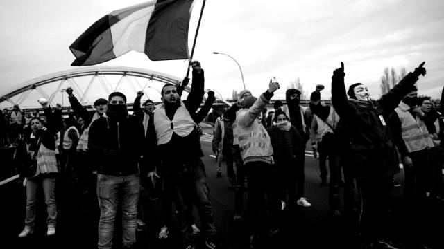 Imágenes de un grupo de chalecos amarillos en Francia.