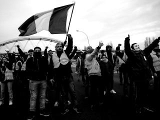 Imágenes de un grupo de chalecos amarillos en Francia.