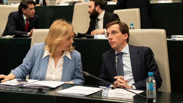 La vicealcaldesa de Madrid y delegada de Seguridad, Inma Sanz, junto al alcalde, José Luis Martínez-Almeida.