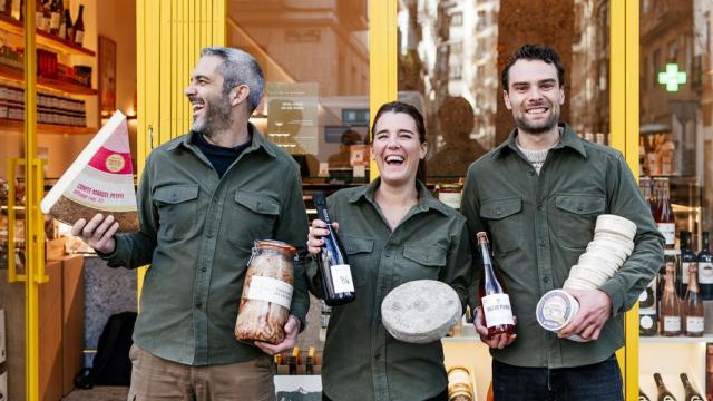 Los dueños de la quesería Brie Alto en Chamberí: Pauline Vallantin Dulac, Gabriel Vallantin Dulac y Richard Dhieras.