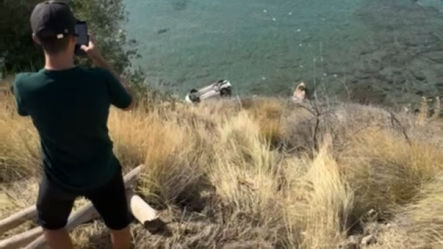 Así ha sido el rescate de un coche que ha caído por un barranco en Benalmádena (Málaga).