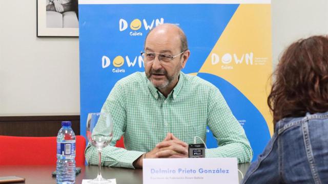 El presidente de Down Galicia, Delmiro Prieto, en rueda de prensa.