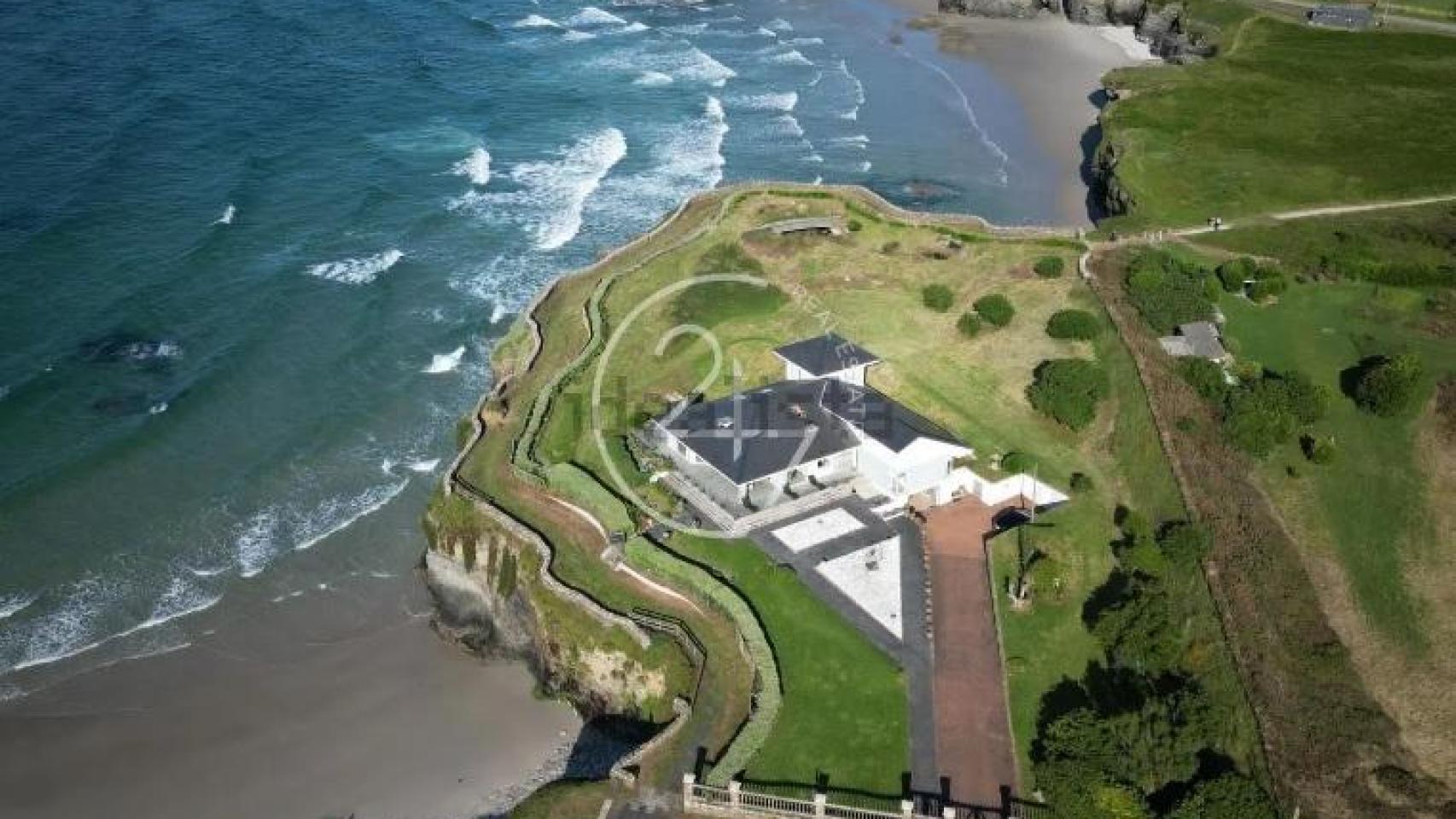 Chalet millonario en venta junto a la playa de As Catedrais