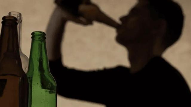 Un hombre consume alcohol.