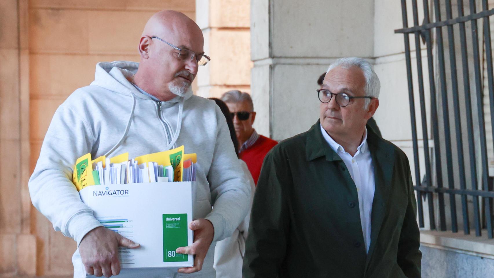 José Luis E.R., con chaqueta, entrando en los Juzgados de Sevilla