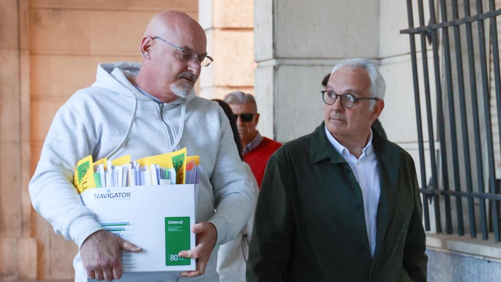 José Luis E.R., con chaqueta, entrando en los Juzgados de Sevilla